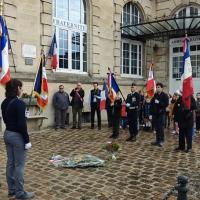 Dépôt de gerbes à la Mairie